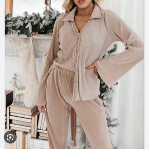 The Post taupe Plisse set